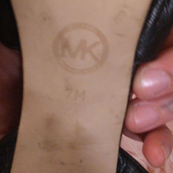 🔥MICHEAL KORS🔥 BLACK LEATHER GOLD STUDDED LOGO HEELS W/ ANKLE STRAP SIZE 7 - Picture 7 of 11